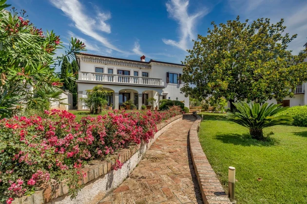 Villa di lusso in vendita a soli 30 metri dal mare a Umago in Croazia