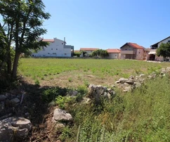 Stavební pozemek (nutná příprava plánu UPU) blízko centra
