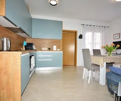 Vodice – bútorozott, két hálószobás lakás a magasföldszinten, 600 m-re a strandtól