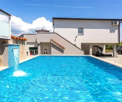 SAMOSTATNE STOJACI DOM S TROMI APARTMÁNMI, BAZÉNOM A VÝHĽADOM NA MORE!