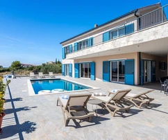 Eladó villa medencével és fitneszteremmel Kaštelában Horvátországban