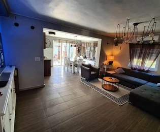 Dom z apartamentami na sprzedaż w Privlace blisko morza w Chorwacji