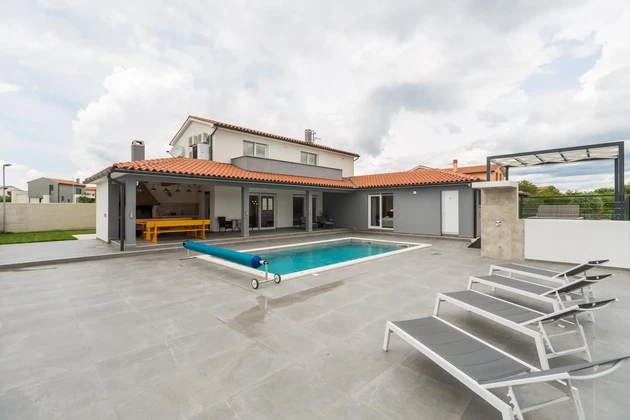 Casa moderna con piscina en venta en Svetvinčenat, Croacia