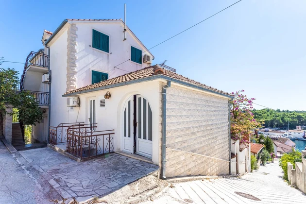 Freistehendes Haus auf Brač in Milna zu verkaufen in Kroatien