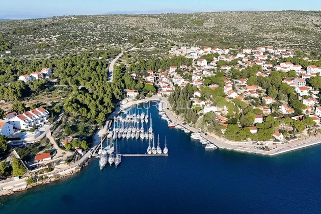 Brač, Milna, propriété commerciale-résidentielle unique dans un emplacement excellent