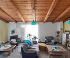 Priestranný dom s bytmi a výhľadom na more na predaj v Chorvátsku