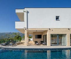Modern villa nyílt tengerre néző kilátással