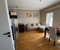 Čiovo, Okrug.G., dos apartamentos de 121 m2 con un jardín de 397 m2, cerca del mar y de la playa.