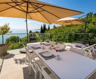 APPARTEMENT DUPLEX DE LUXE AVEC VUE SUR LA MER, À 50 M DE LA PLAGE !