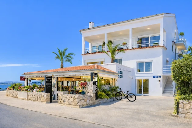 Dalmatie - Zadar - Immeuble d'appartements en première ligne face à la mer avec parking et bar