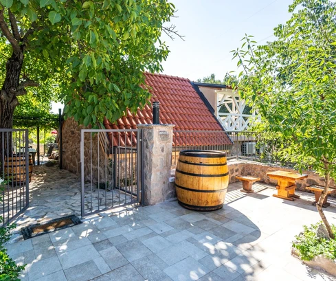 Kamenný dům s bazénem na prodej ve Vrgoraci v Chorvatsku