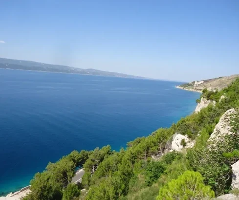 Lokva Rogoznica, terrain constructible en bord de mer, vue dégagée