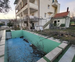 Trogir, Plano, casa independiente de 660 m2, en 4 plantas, vista al mar, piscina