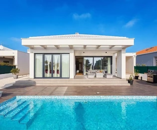 Maison moderne de plain-pied avec piscine à vendre à Pula en Croatie