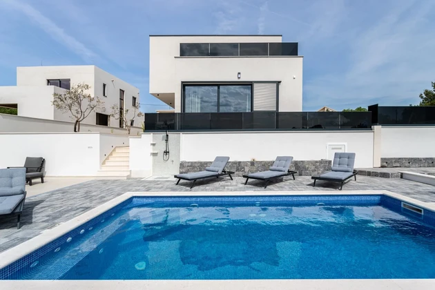 Villa moderne à vendre avec vue mer à Seget en Croatie