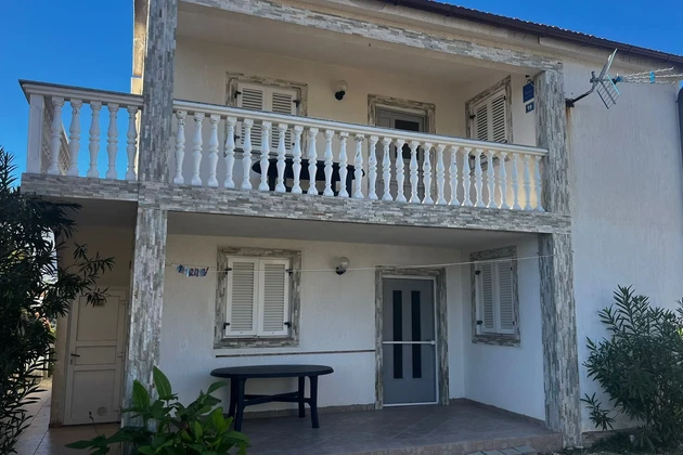 Propiedad familiar con dos apartamentos de tres habitaciones, cerca del centro.