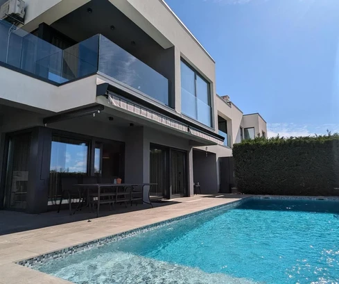 Modern villa eladó a tenger közelében Poreč mellett Horvátországban