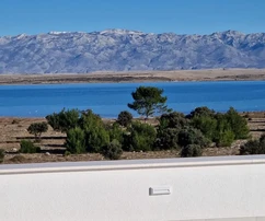 Neubau im ersten Stock mit Panoramablick auf das Meer und den Velebit