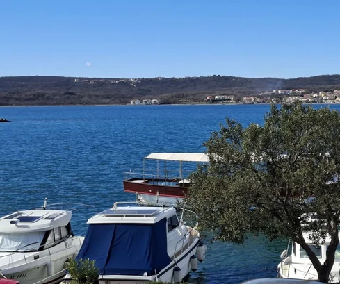 VECCHIA CASA BIFAMILIARE IN PIETRA CON RISTRUTTURAZIONE INIZIATA, PRIMA FILA SUL MARE!