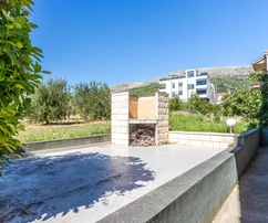 Casa residencial de tres unidades en venta en Podstrana, Croacia