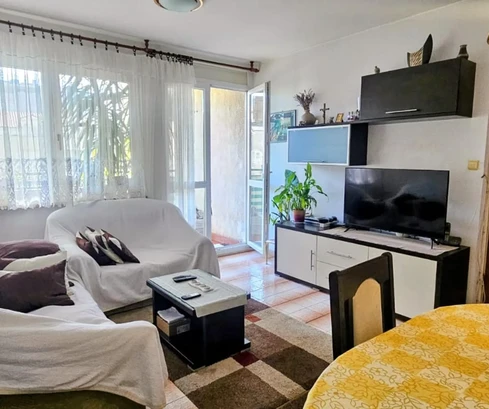 Split, Pujanke, appartement de trois pièces de 79 m² dans un immeuble et une cave au sous-sol