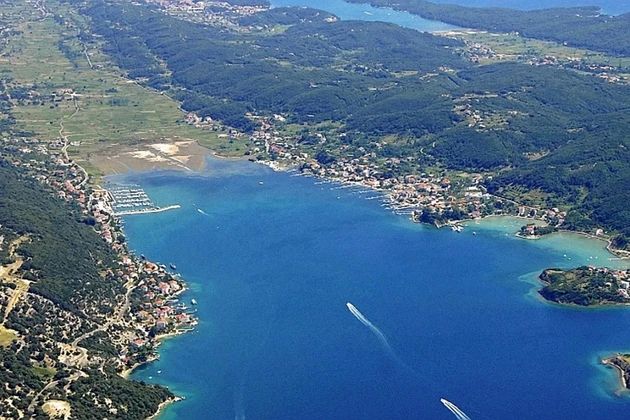 Ostrov Rab, Supetarska Draga, dom so 4 apartmánmi, 2 bazénmi a výhľadom na more