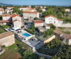 Barban - Autentična kamena kuća s grijanim bazenom i sportskim sadržajima