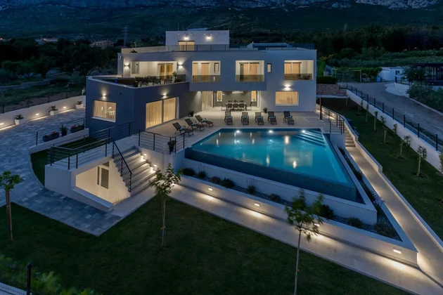 Luksuzna vila s bazenom na prodaju Kaštela