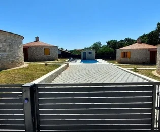 Pula et environs : Charmantes maisons traditionnelles en pierre avec piscine