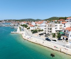 Murter szigetén, közvetlenül a tengerparton található apartmanok eladók