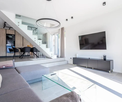 Casa familiar en venta a solo 80 metros del mar en Okrug, Croacia