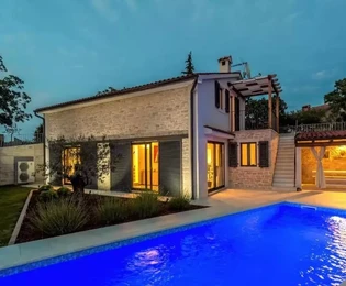Istria, zona di Parenzo, fantastica casa con ampio giardino in vendita