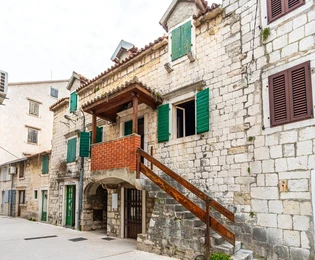 Kaštel Stari, kamena kuća blizu mora