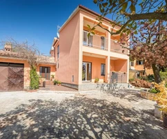 Przystań z widokiem na morze w Fažanie, Istria – Spacerem nad Adriatyk