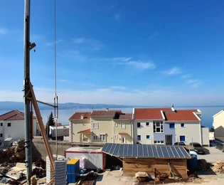 Riviera di Omiš, appartamento con due camere da letto, balcone e vista mare in una nuova costruzione, 75,95 m²