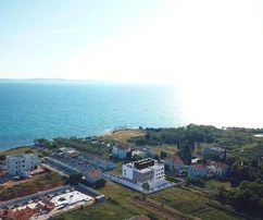 Luksusowy budynek apartamentowy - drugi rząd od morza - widok na morze