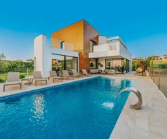 Exkluzív modern villa Porečben