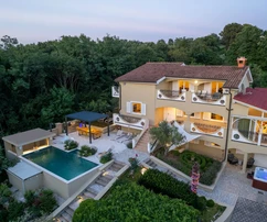 Tágas villa eladó panorámás tengeri kilátással, Poreč.