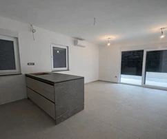 Pag, Šimuni, appartamento trilocale con giardino a 120 m dal mare