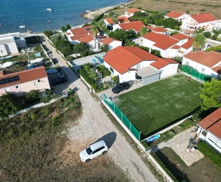 Proprietà con ampio giardino, campo da tennis, piscina, a 45 m dal mare