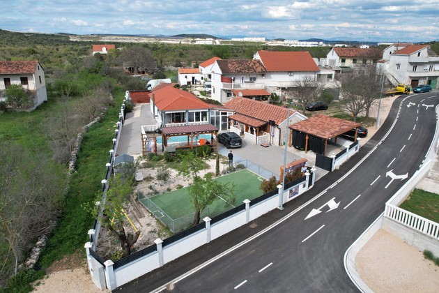 Putičanje home with a swimming pool available for purchase