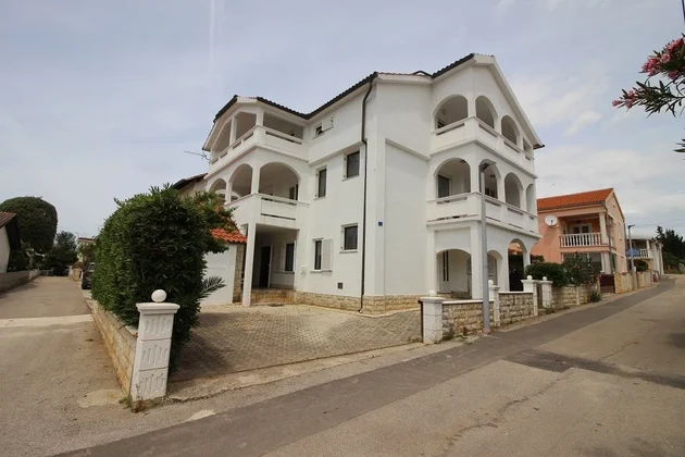 Côté sud de l'île de Vir, maison d'appartements avec 6 unités