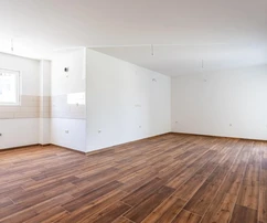 Apartamento de tres dormitorios en venta justo en la costa en Okrug, Croacia