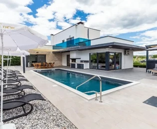 <p>Villa avec piscine, emplacement calme, Poreč.</p>