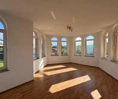 Priestranný dom na predaj s tromi bytmi v blízkosti mora v Chorvátsku