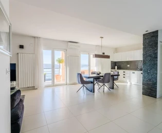 Crikvenica, dom z czterema apartamentami, basenem, ugruntowanym biznesem wynajmu turystycznego z widokiem na morze