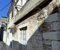 Zrekonštruujte historický kamenný dom pri mori v Kašteloch