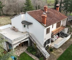 Isztria, Poreč, Ideális ingatlan lakhatásra vagy kiadásra: két egység, garázs és nagy telek