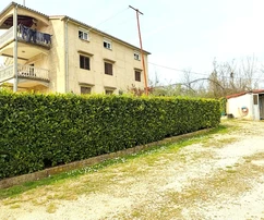 Istria, Parenzo: Casa con 3 appartamenti e terreno