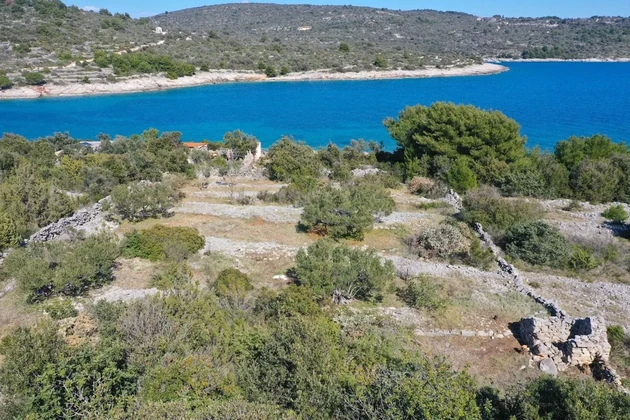 Drvenik Veli, Solinska, terrain agricole, surface de 1609 m2, à 25 m de la mer